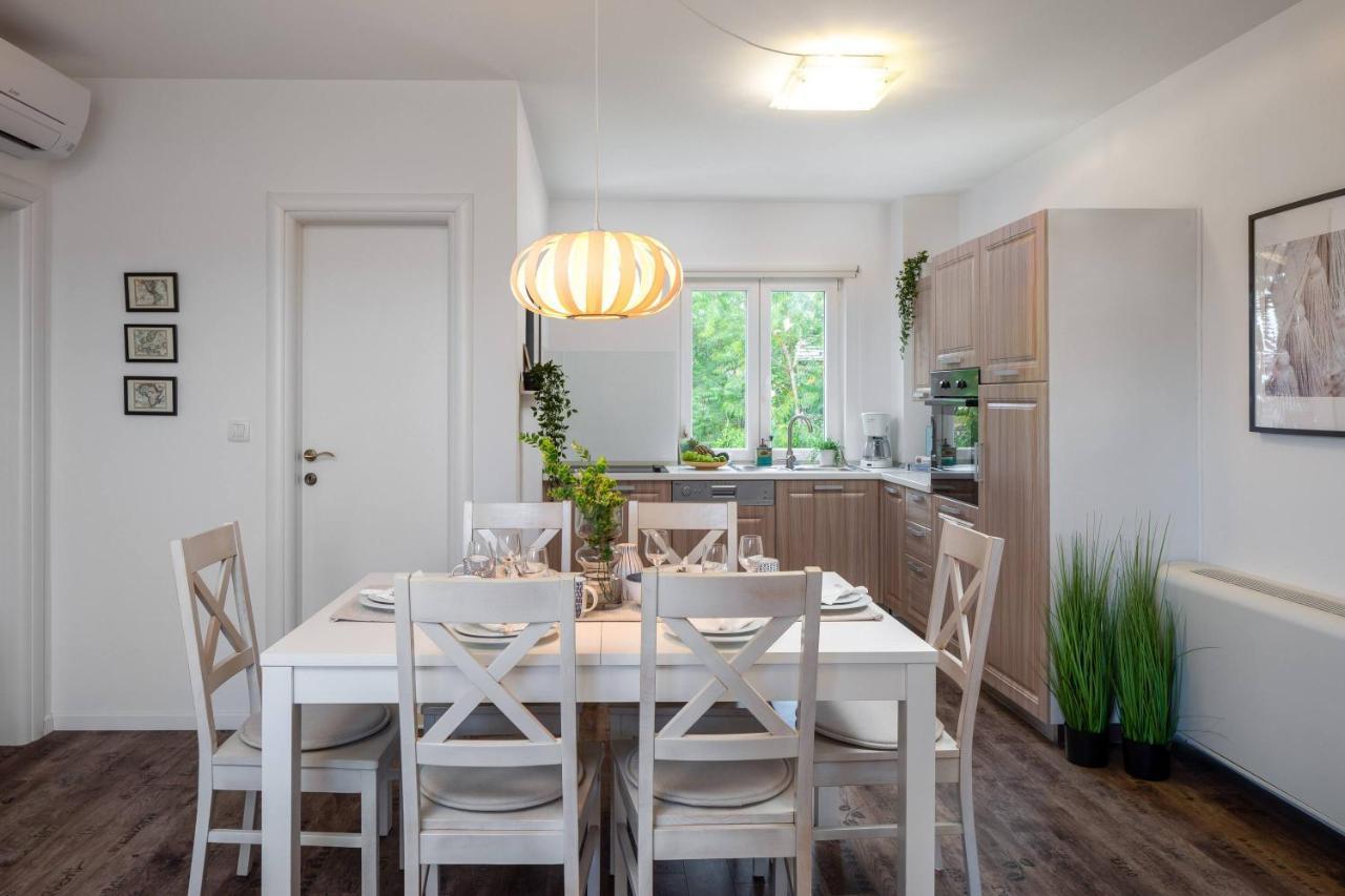 Apartments Valentina Bol Exteriör bild